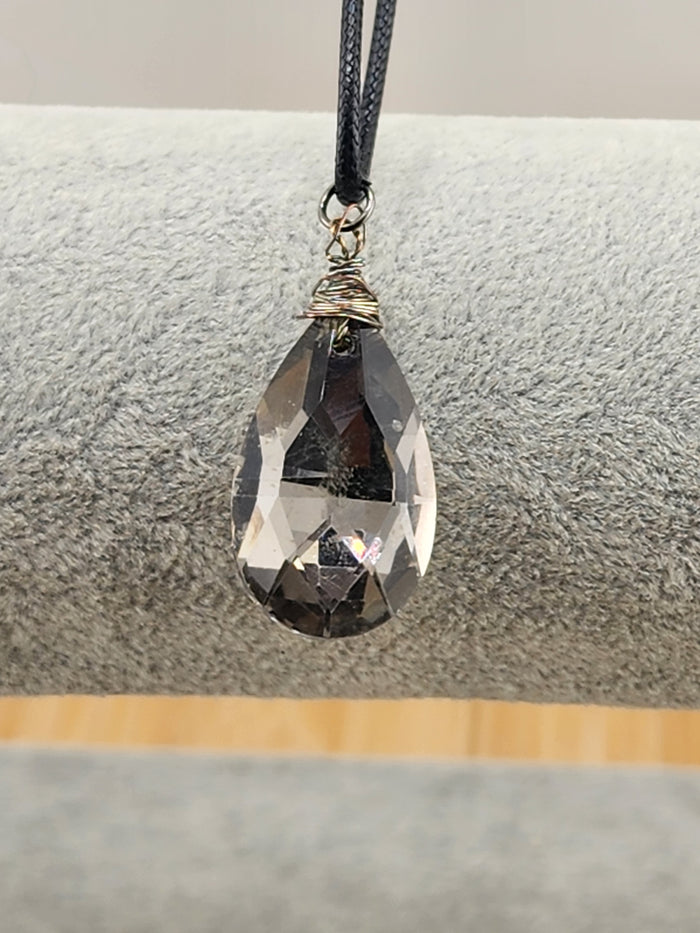 18in Adjustable Teardrop Crystal Pendant Necklace in Smoky Gray
