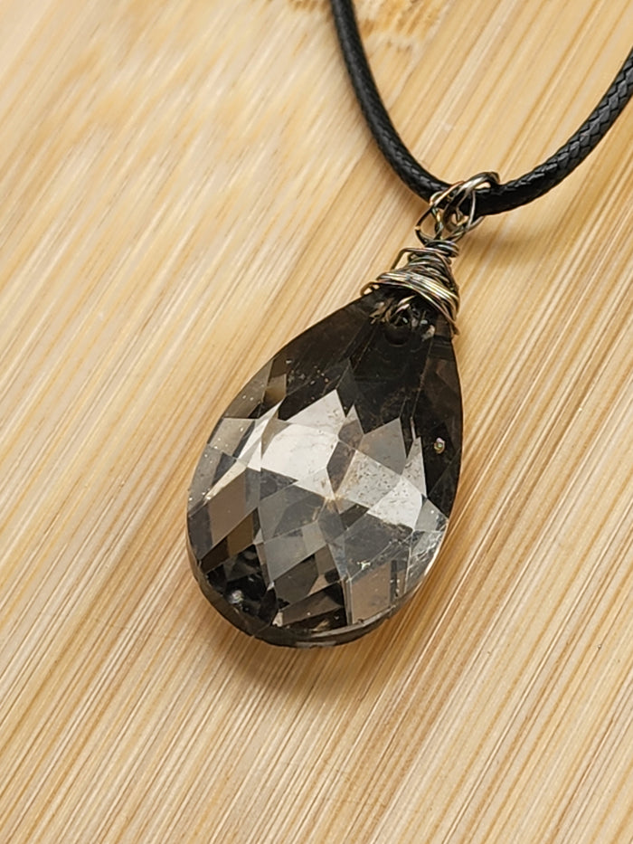 18in Adjustable Teardrop Crystal Pendant Necklace in Smoky Gray